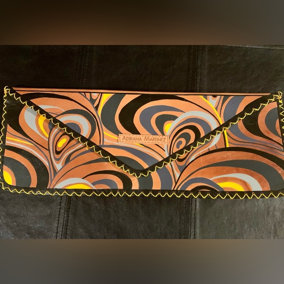 NWOT ADRIANA MARTINEZ CLUTCH. ART WORK ON A PURSE. ABSOLUTELY GORGEOUS COLORS❤️ - Picture 1 of 6